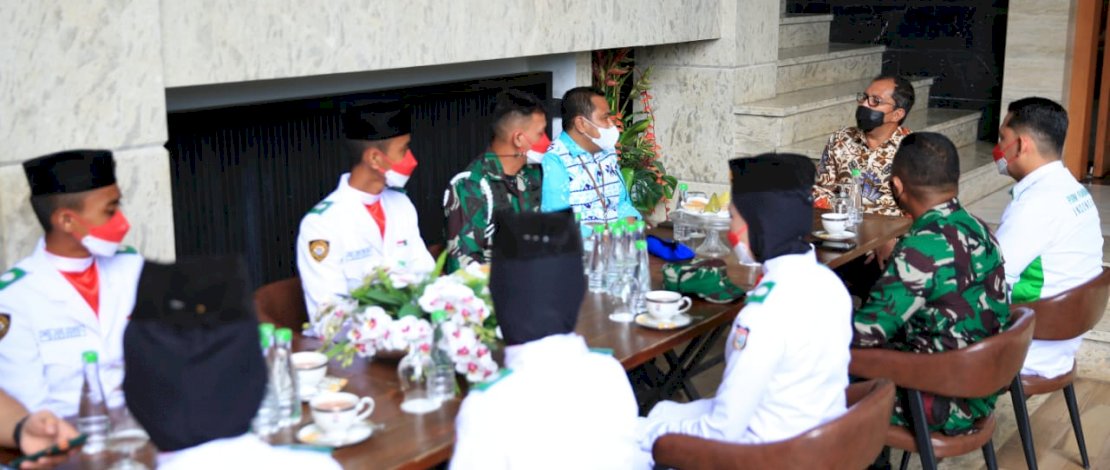 Wali Kota Danny saat menerima rombongan Paskibraka Makassar.