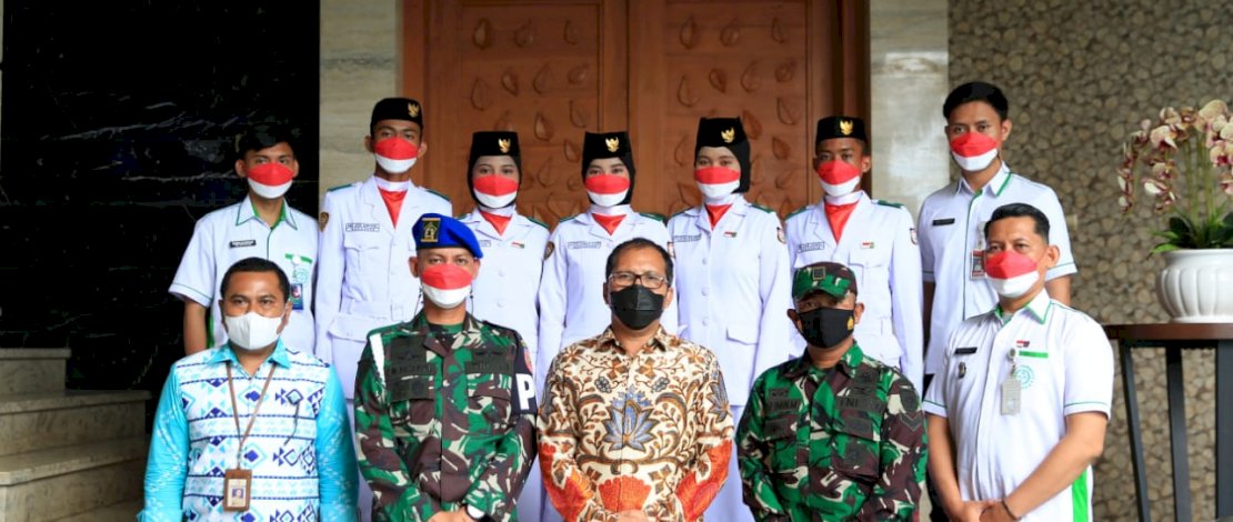 Wali Kota Danny saat menerima rombongan Paskibraka Makassar.