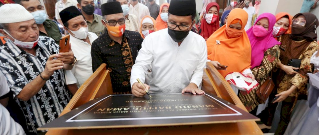 Wali Kota Makassar Ramdhan Pomanto hadir berbaur bersama dengan jemaah lainnya di Masjid Baitul Aman, Jalan Harimau No 88 Makassar,Jum’at (20/8/2021).