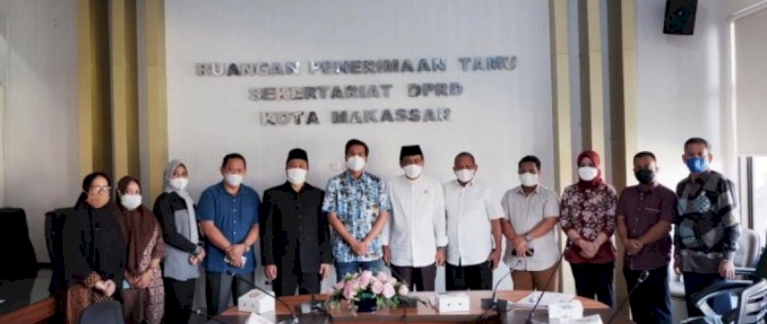 Wakil Ketua DPRD Makassar Andi Nurhaldin didampingi Anggota Komisi C DPRD makassar Anwar Faruq (F-PKS), serta Kasubag Protokol DPRD Makassar Puspawati Hera, Jumat (20/08/2021) di Ruang Protokol Set. DPRD Makassar.