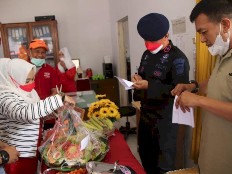  Dinas Ketahanan Pangan Bone Gaet Danyon C  Satbrimob Polda Sulsel Jadi Juri Lomba Masak 