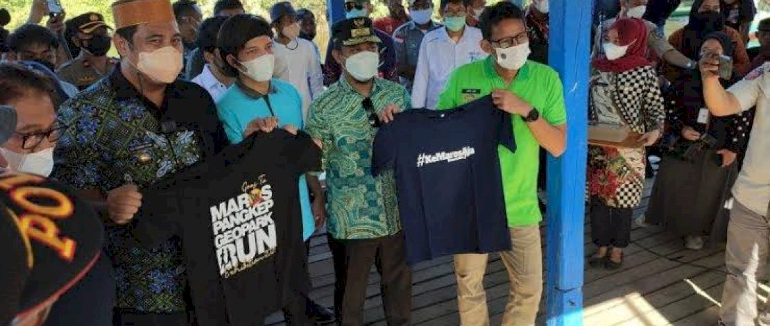 Menteri Pariwisata dan Ekonomi Kreatif, Sandiaga Uno, saat berkunjung ke Desa Wisata Rammang-rammang, Kabupaten Maros, beberapa waktu lalu. Rammang-rammang menjadi salah satu Desa Wisata di Sulsel yang lolos ke tahap 300 besar ADWI 2021.