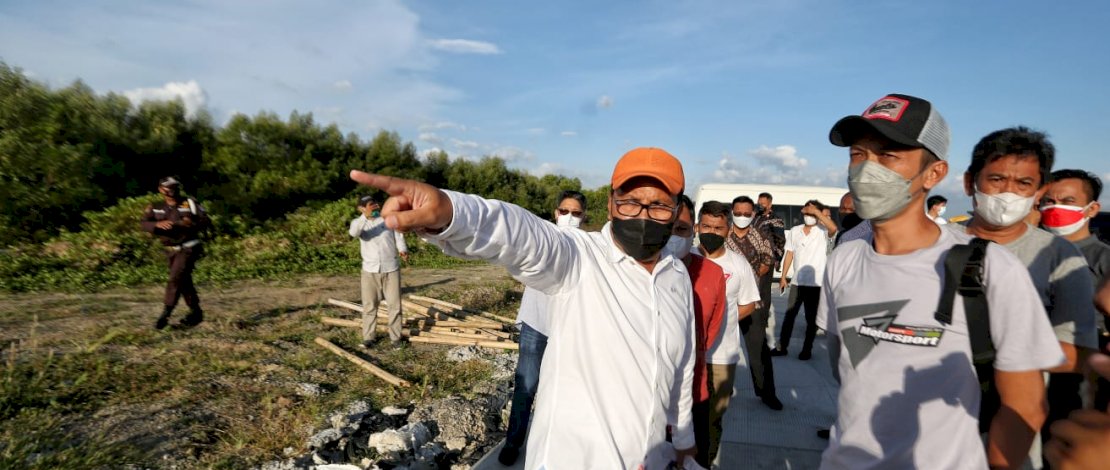 Danny Pomanto saat meninjau lokasi pembuatan sirkuit di Kawasan Untia Makassar, Jumat (20/8/2021).
