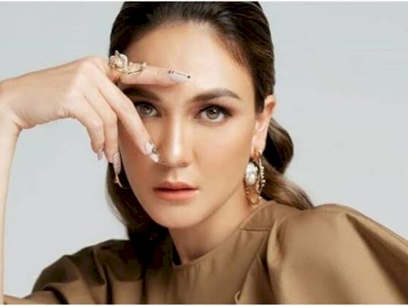 Luna Maya Dapat Kado Mobil Mewah dari Sosok R, Reyno Barack?