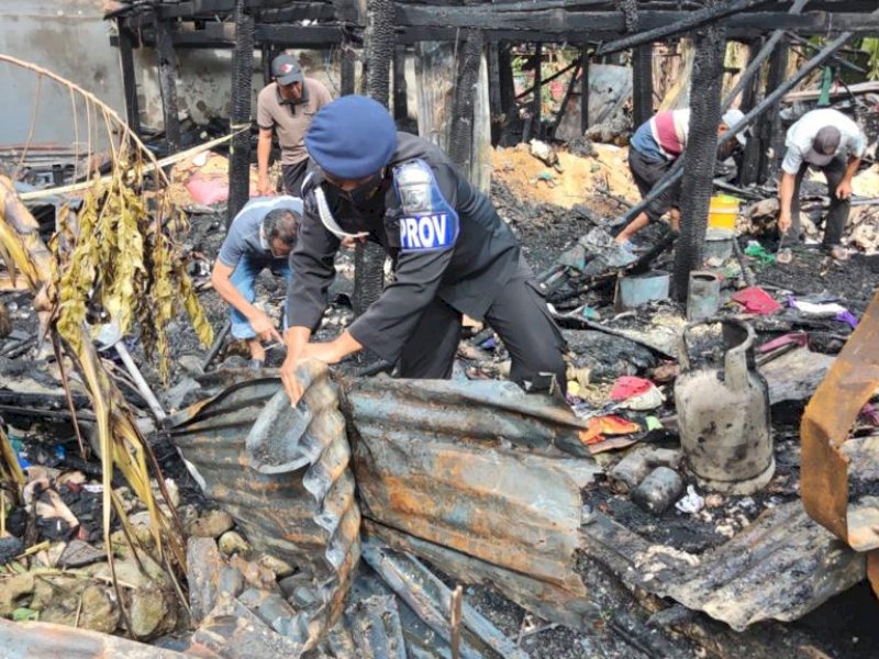 Brimob Batalyon C Pelopor Kembali Turun Lapangan Bantu Korban Bersihkan Sisa Kebakaran