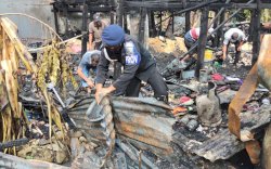 Brimob Batalyon C Pelopor Kembali Turun Lapangan Bantu Korban Bersihkan Sisa Kebakaran