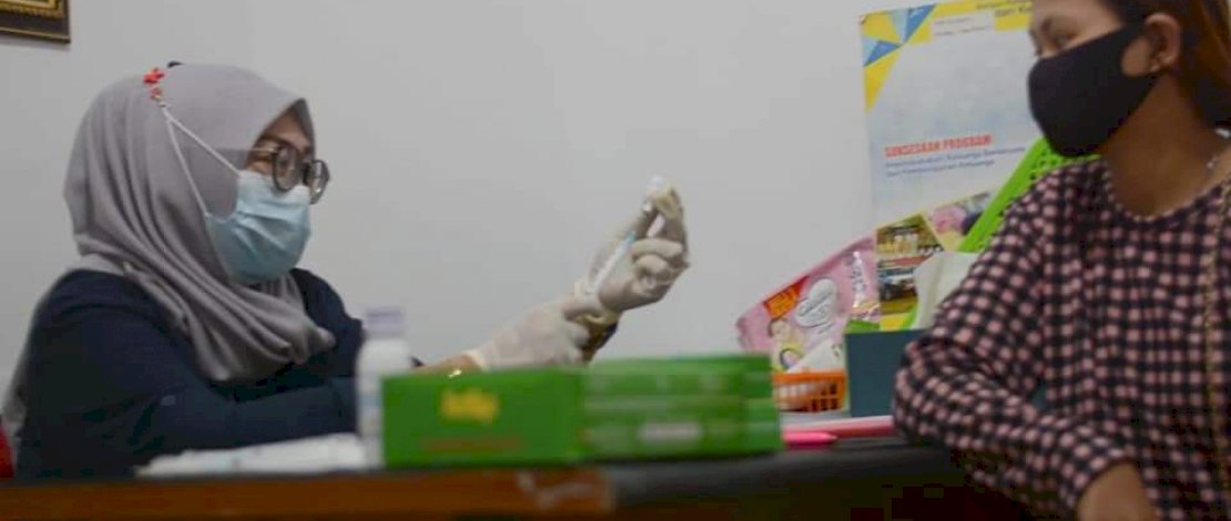 DPPKB Makassar melaksanakan Optimalisasi Pelayanan Kontrasepsi Suntik, di Pusat Pelayanan Keluarga Sejahtera Kencana Mappadeceng, Toddopuli V, Kecamatan Manggala, Kamis, 18 Juni 2021. 