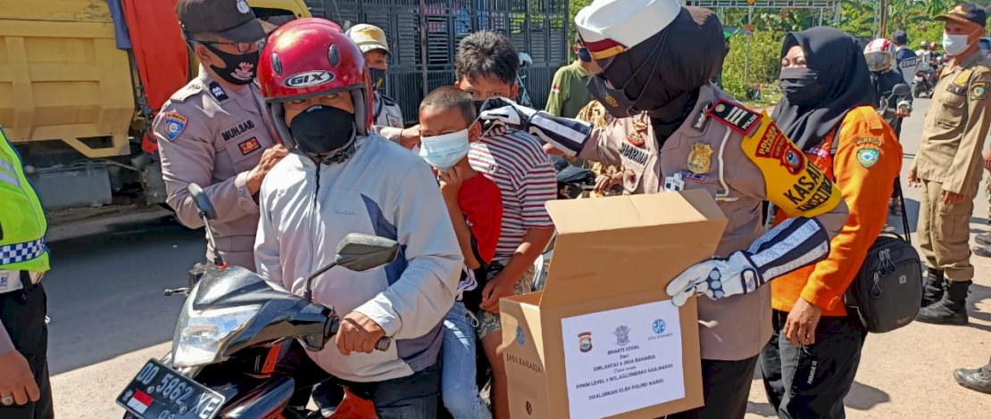 Pembagian paket sembako di Posko Penyekatan Moncongloe, Maros.