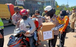 Polres Maros Salurkan Puluhan Paket Sembako di Posko Penyekatan Moncongloe