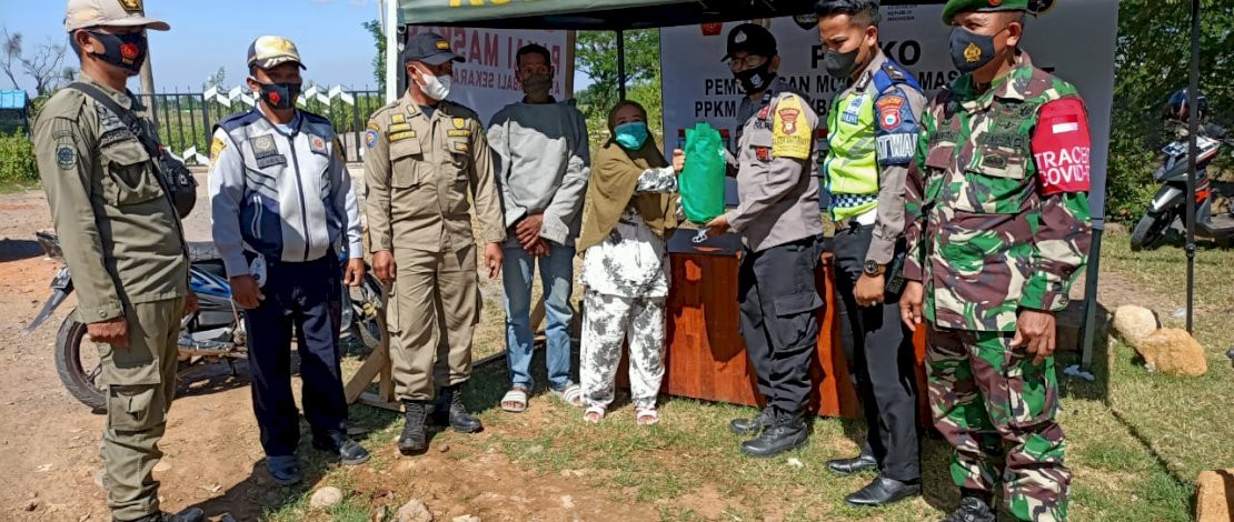 Pembagian paket sembako di Posko Penyekatan Moncongloe, Maros.