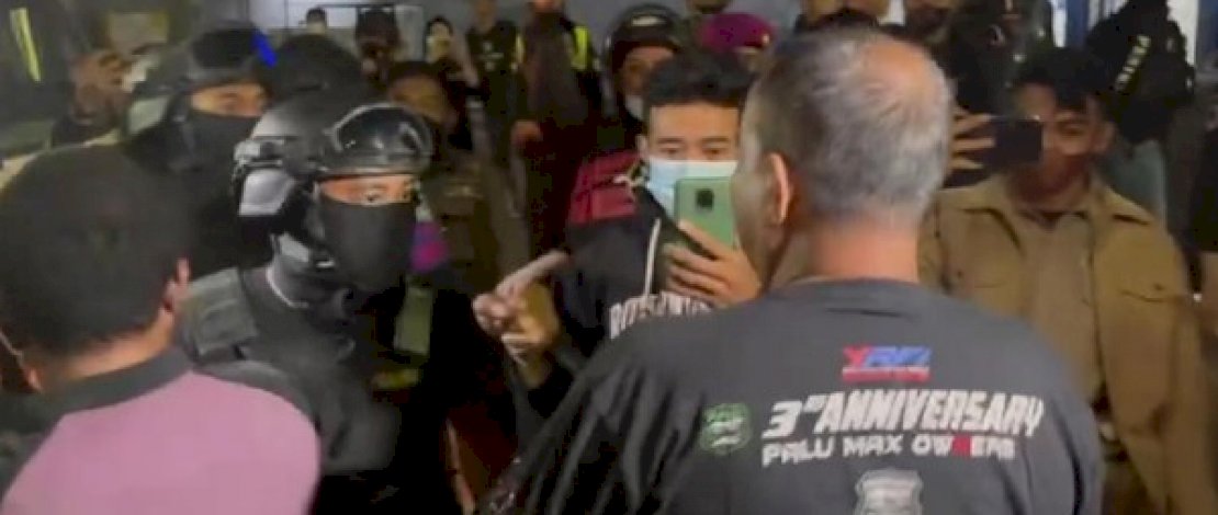 Satgas Raika bersitegang dengan pemilik warung coto di Jl Perintis Kemerdekaan, Makassar. Satgas Raika bersitegang dengan pemilik warung coto di Jl Perintis Kemerdekaan, Makassar.