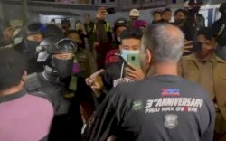 Warungnya Kembali Dirazia Satgas Raika, Pengusaha Coto Ini Banting Kursi