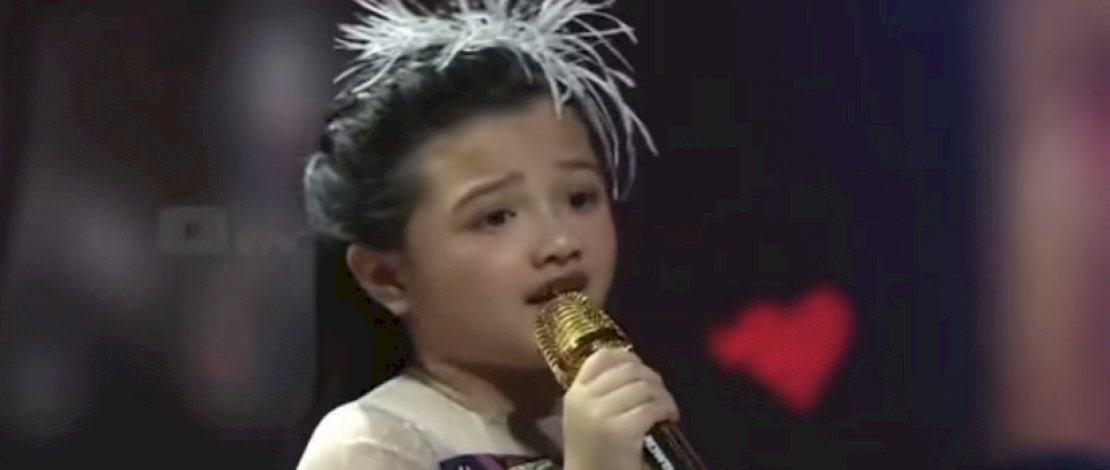 Penampilan Arsy saat menyanyikan lagu Bunda milik Melly Goeslaw.