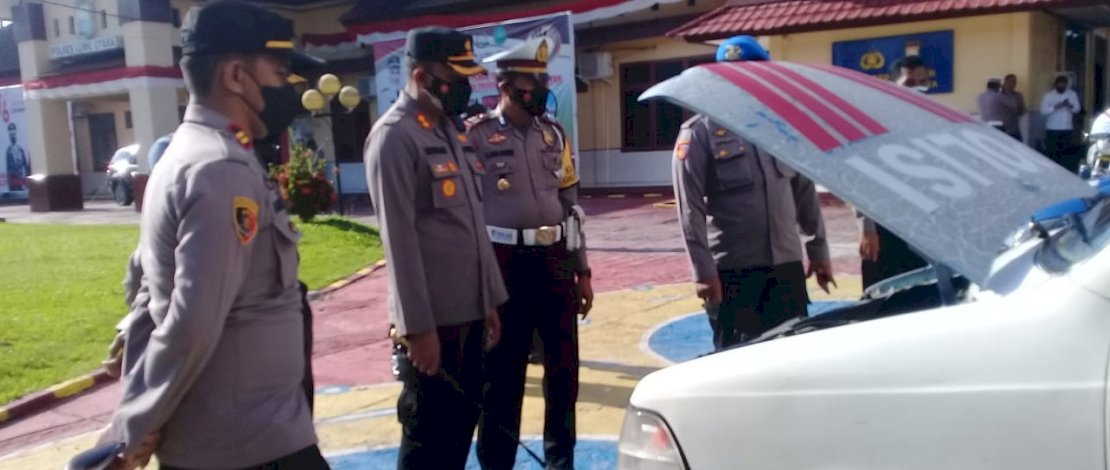 Kapolres Lutra melakukan pengecekan kelayakan kendaraan dinas. Kapolres Lutra melakukan pengecekan kelayakan kendaraan dinas.