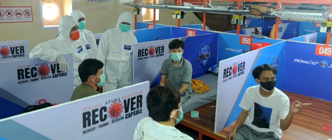 Pasien Covid-19 menjalani Isolasi di KM Umsini yang di jadikan pusat Isolasi Paien Covid 19, di Makassar, Senin 16, Agustus 2020. KM Umsini merupakan Kapal Pelni pertama yang di jadikan pusat isolasi Covid-19 di Indonesia dengan Kapasitas hingga 800 Pasien Covid-19. FOTOGRAFER/ ZUL KIFLI