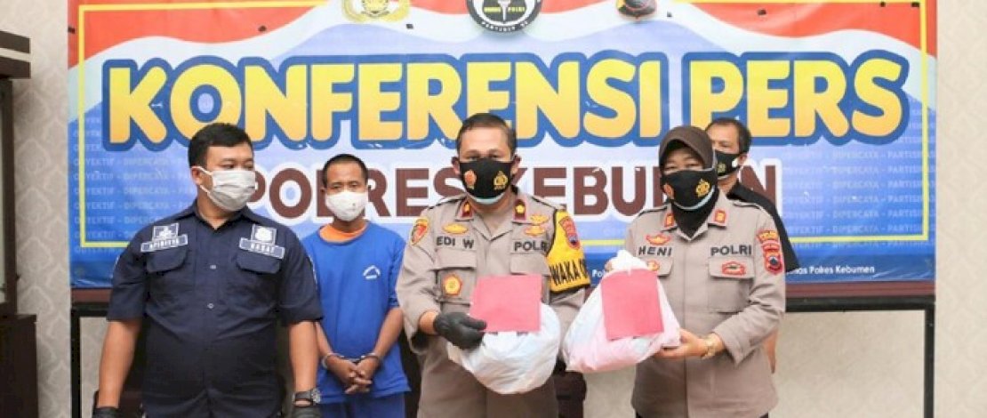 Tersangka saat dihadirkan di dalam konferensi pers di Mapolres Kebumen. (Foto: Detik)