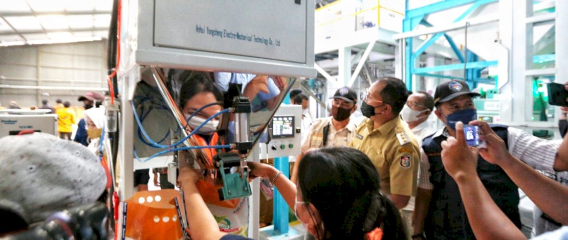 Danny Pomanto saat berkunjung ke Gudang Bulog.