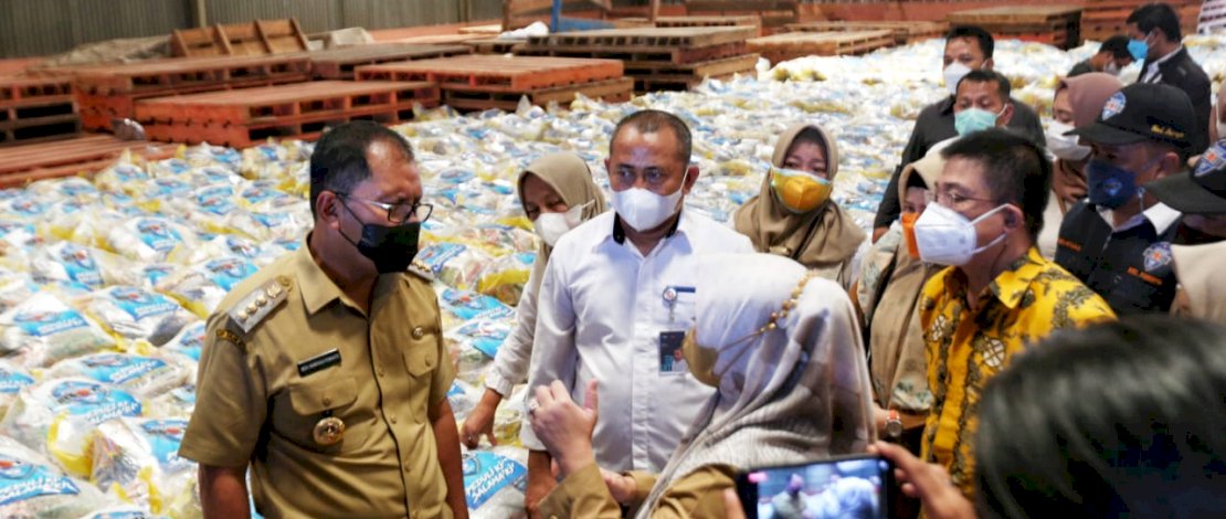 Danny Pomanto saat berkunjung ke Gudang Bulog.