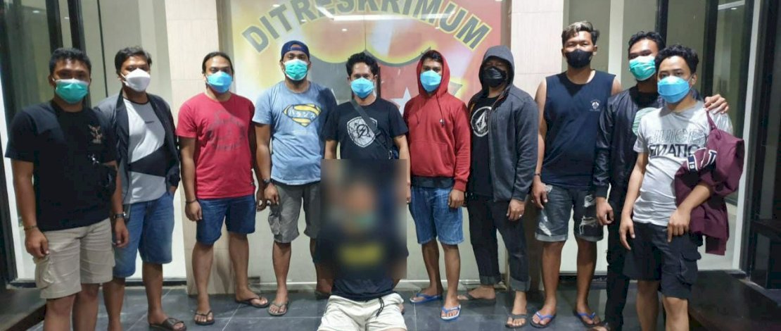 Pelaku dan barang bukti penipuan saat diamankan.