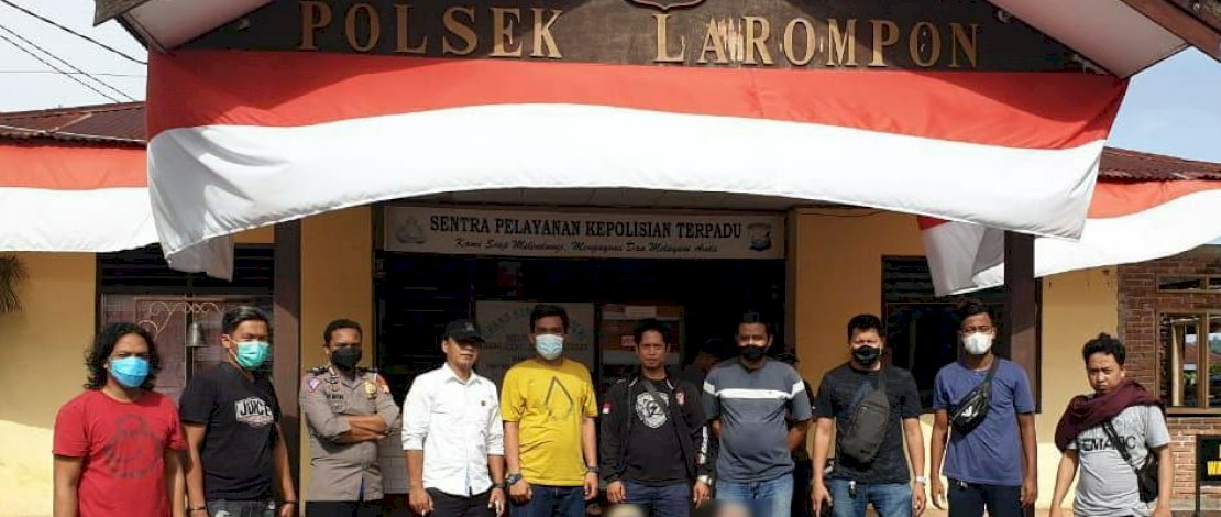 Pelaku dan barang bukti penipuan saat diamankan.