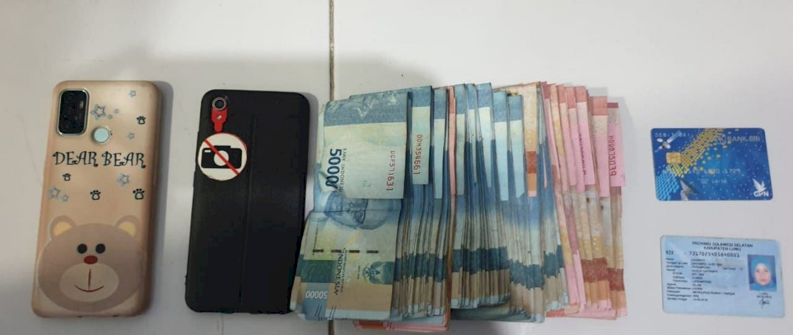 Pelaku dan barang bukti penipuan saat diamankan.