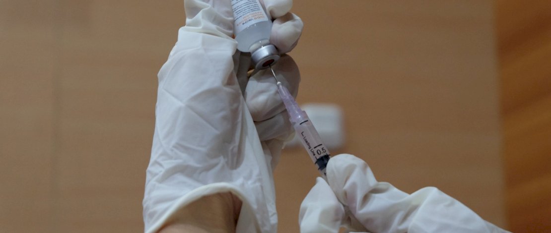 Petugas menyuntikkan Vaksin Covid 19 Dosis II di Kota Parepare, Jumat 13 Agustus 2021. Penyuntikan vaksin Covid-19 dosis kedua kepada masyarakat sebagai upaya mempercepat kekebalan komunal (herd immunity). FOTOGRAFER/ Zul Kifli