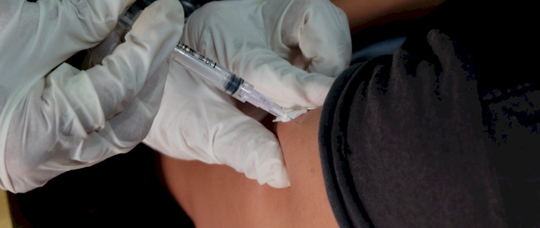 Petugas menyuntikkan Vaksin Covid 19 Dosis II di Kota Parepare, Jumat 13 Agustus 2021. Penyuntikan vaksin Covid-19 dosis kedua kepada masyarakat sebagai upaya mempercepat kekebalan komunal (herd immunity). FOTOGRAFER/ Zul Kifli