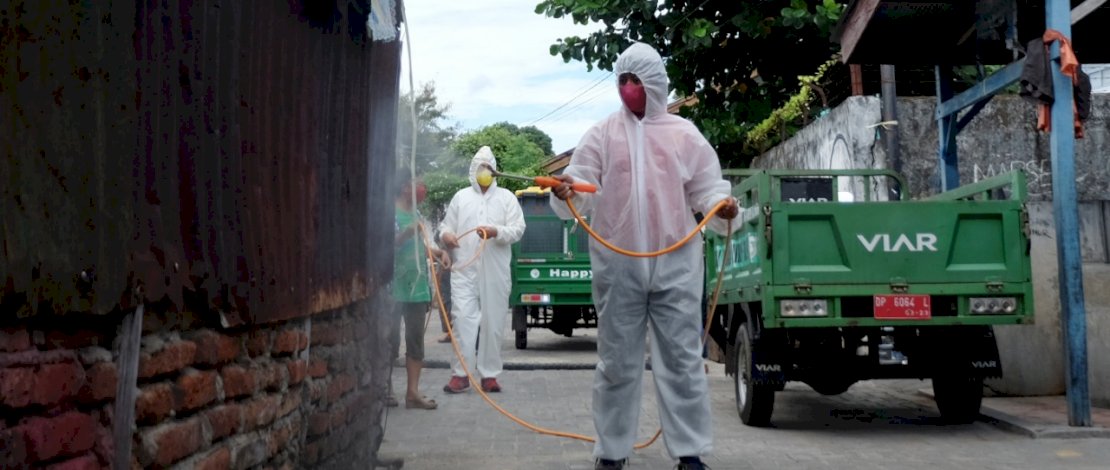 Petugas menyemprotkan cairan Disinfektan di area rumah warga di Kota Parepare,Jumat 13 Agustus 2021. Penyemprotan tersebut dilakukan untuk mencegah penyebaran Covid-19 di area rumah warga. FOTGRAFER/ ZUL Kifli