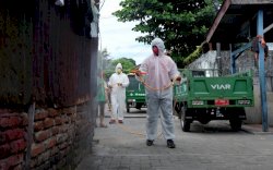 Petugas Semprot Disinfektan ke Rumah Warga Kota Parepare