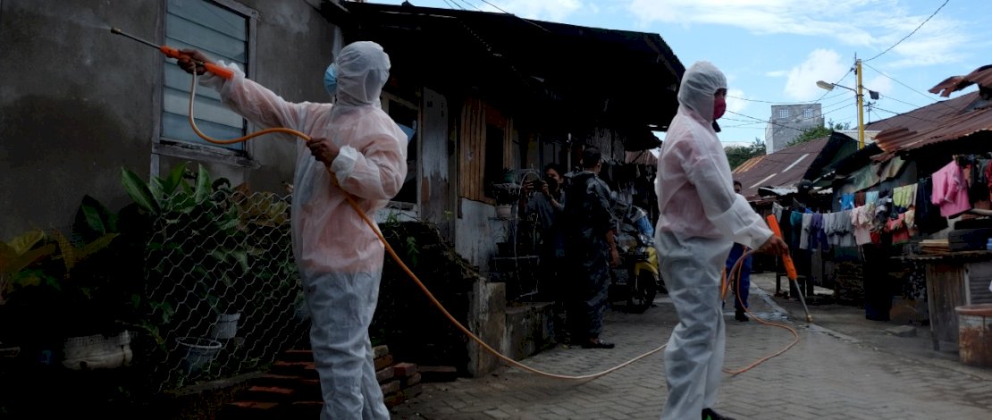 Petugas menyemprotkan cairan Disinfektan di area rumah warga di Kota Parepare,Jumat 13 Agustus 2021. Penyemprotan tersebut dilakukan untuk mencegah penyebaran Covid-19 di area rumah warga. FOTGRAFER/ ZUL Kifli