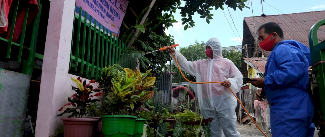 Petugas menyemprotkan cairan Disinfektan di area rumah warga di Kota Parepare,Jumat 13 Agustus 2021. Penyemprotan tersebut dilakukan untuk mencegah penyebaran Covid-19 di area rumah warga. FOTGRAFER/ ZUL Kifli