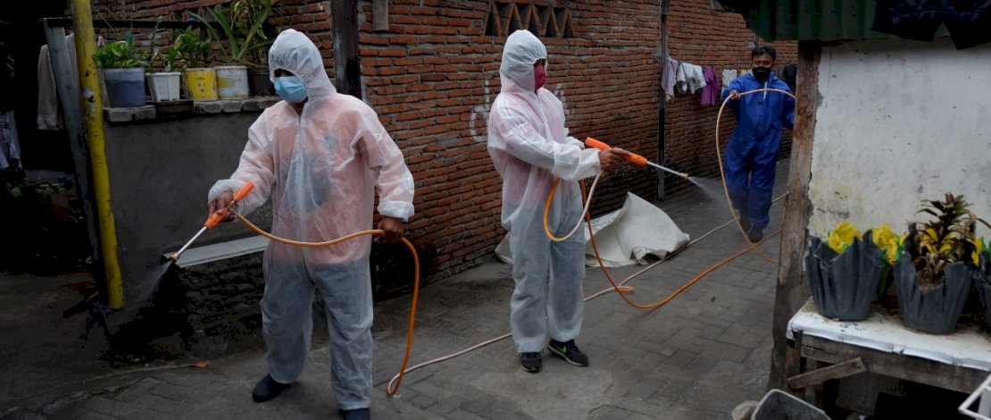 Petugas menyemprotkan cairan Disinfektan di area rumah warga di Kota Parepare,Jumat 13 Agustus 2021. Penyemprotan tersebut dilakukan untuk mencegah penyebaran Covid-19 di area rumah warga. FOTGRAFER/ ZUL Kifli