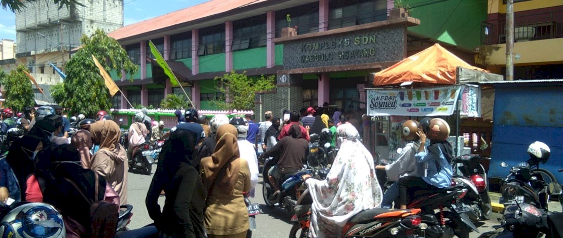 Warga Pinrang kecewa setelah batal mendapatkan vaksin Moderna.