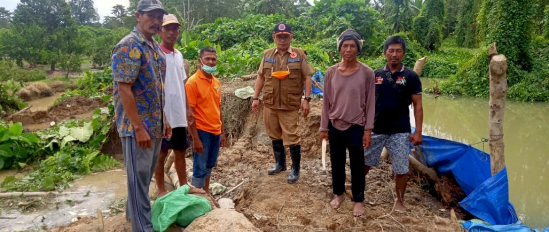 Gunakan Perahu, Kalaksa BPBD Tinjau Tanggul Jebol di Malbar