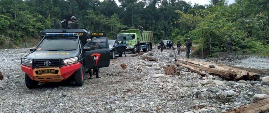 Satgas Nemangkawi menyusuri Kali Brazza, mencari sisa-sisa karyawan PT Indo Papua yang dibantai KKB.