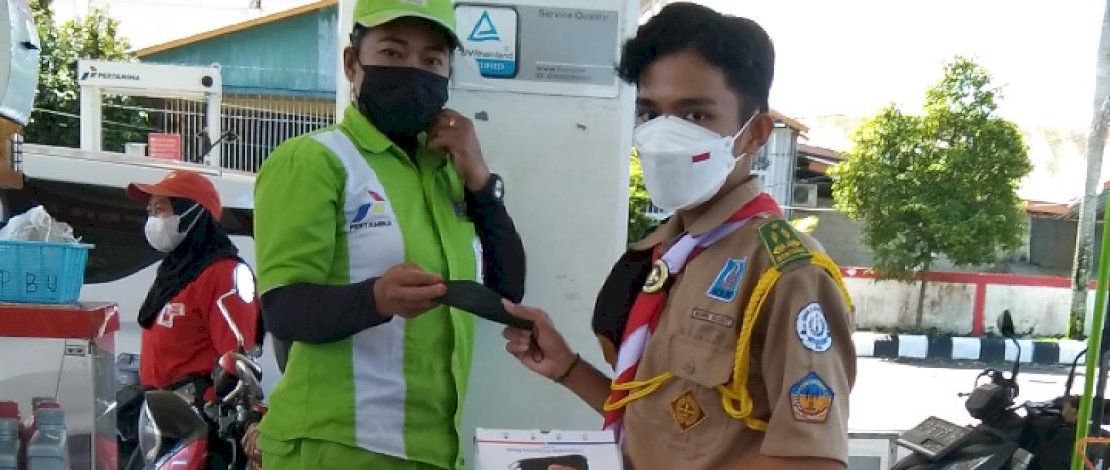 Bantu Sosialisasikan Protokol Kesehatan, Pramuka Kwarcab Luwu Utara Bagi-bagi Masker