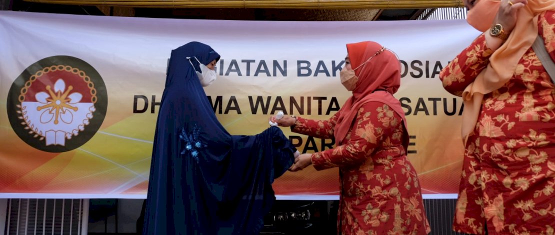 Bantuan sembako untuk keluarga pasien Covid-19 di Parepare.