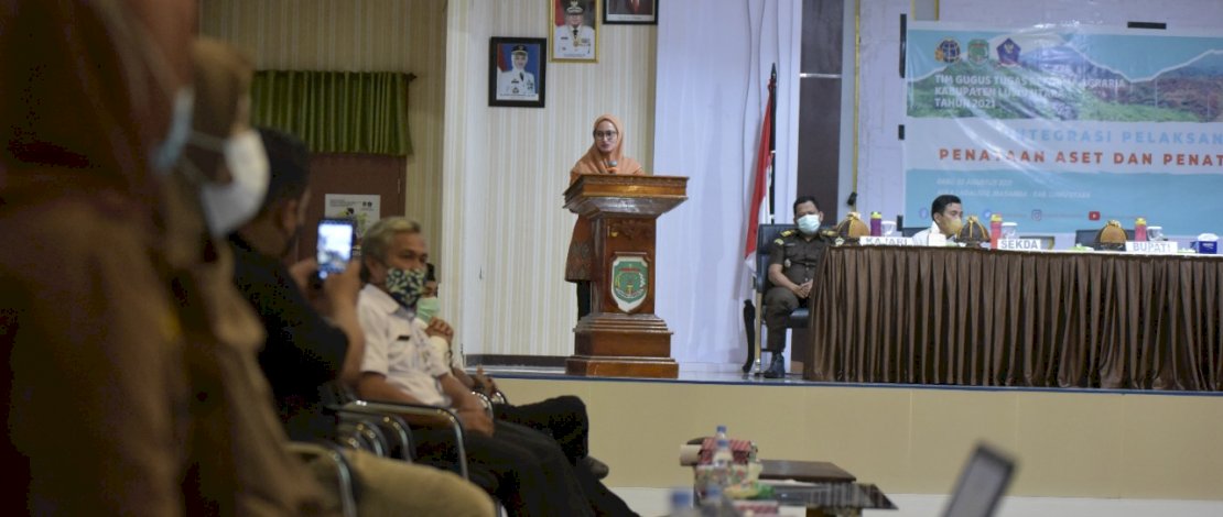 Bupati Lutra, Indah Putri Indriani saat memberi sambutan di acara penataan aset.
