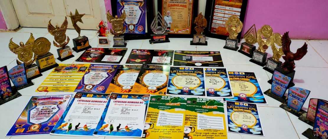 Burung berkicau Sultan dan pialanya.