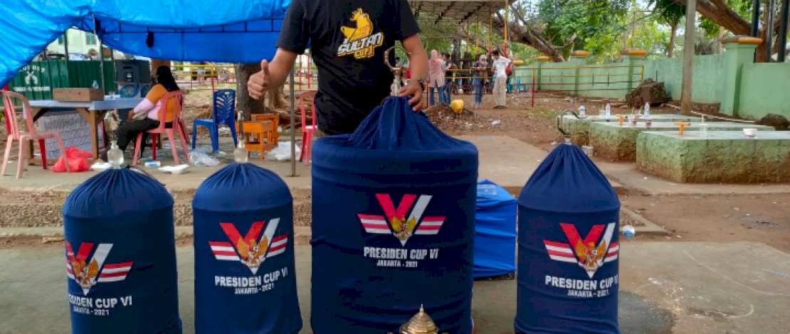 Burung berkicau Sultan dan pialanya.