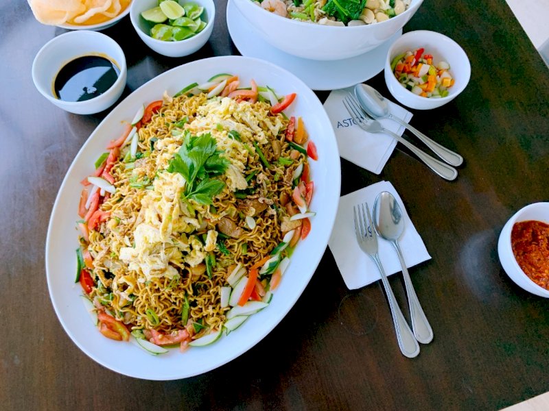 Yuk, Nikmati Mie Jumbo Ala Aston Makassar ! Cuma Rp 55 Ribu Bisa Dinikmati Sekeluarga 