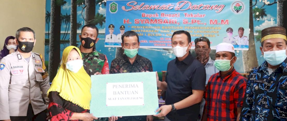 Kunjungi Desa Laikang dan Punaga, Bupati Takalar Syamsari Bagikan Sapi dan Alat Pertanian