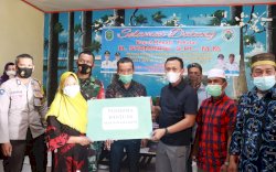 Kunjungi Desa Laikang dan Punaga, Bupati Takalar Syamsari Bagikan Sapi dan Alat Pertanian