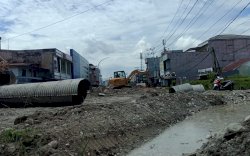 Pemasangan Double Armco Jalan Poros Nasional Selesai, Diharap Genangan Air di Masamba Bisa Diatasi