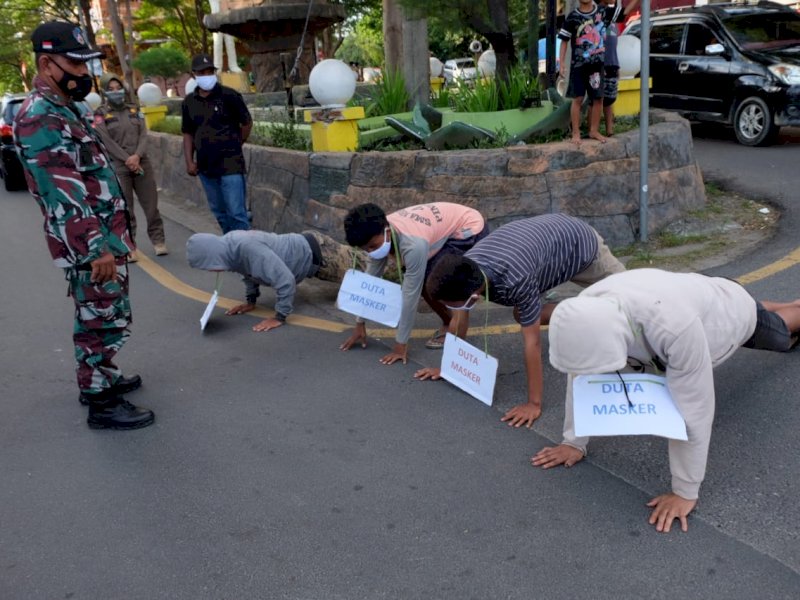 FOTO: Tim Penanganan Covid -19 Kec Bacukiki Razia Masker ke Pengguna Jalan