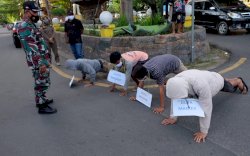 FOTO: Tim Penanganan Covid -19 Kec Bacukiki Razia Masker ke Pengguna Jalan