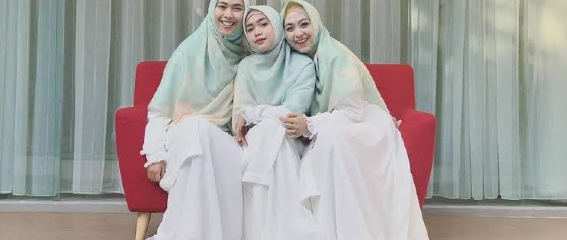 Ricis foto bersama kedua kakaknya.