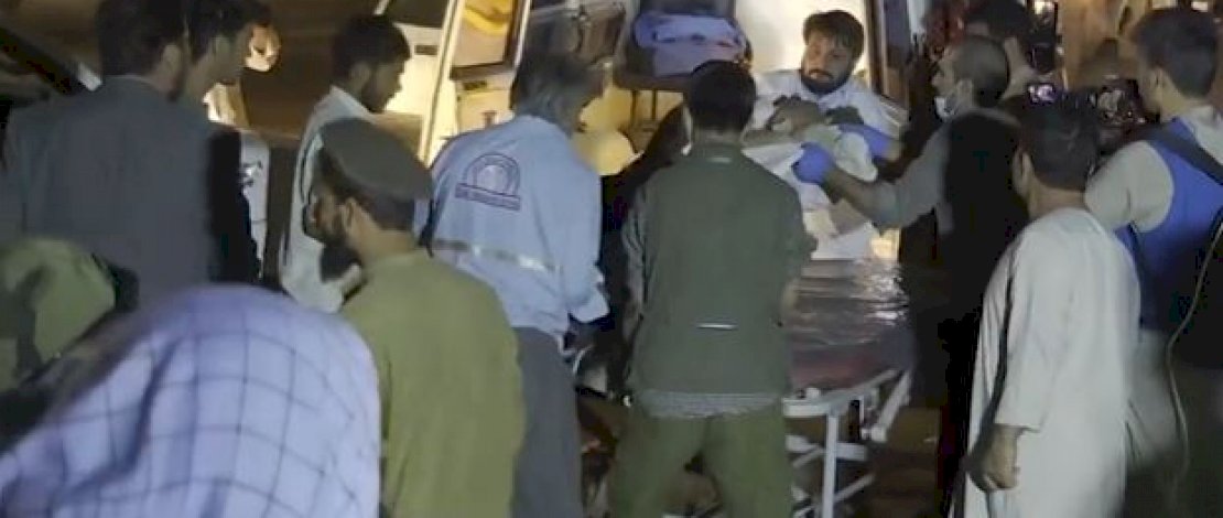 Petugas medis mengevakuasi jenazah korban bom bunuh diri di luar bandara Kabul, Afghanistan.