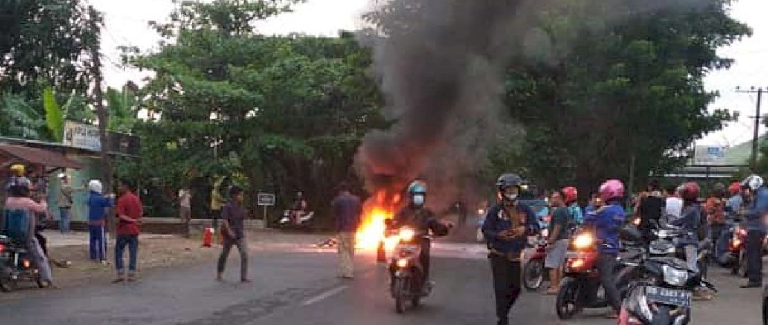 Sepeda Motor Terbakar Usai Tabrakan di Gowa, Pengendara Hangus Terbakar