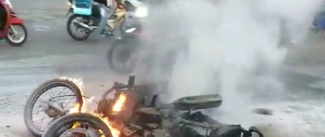 Sepeda motor korban terbakar usai tabrakan di SPBU Tanetea, Gowa.